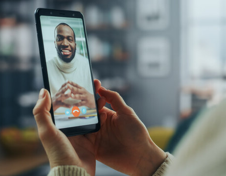 deux personnes font une visioconférence via smartphone